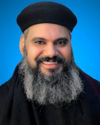 القس أباكير بقطر